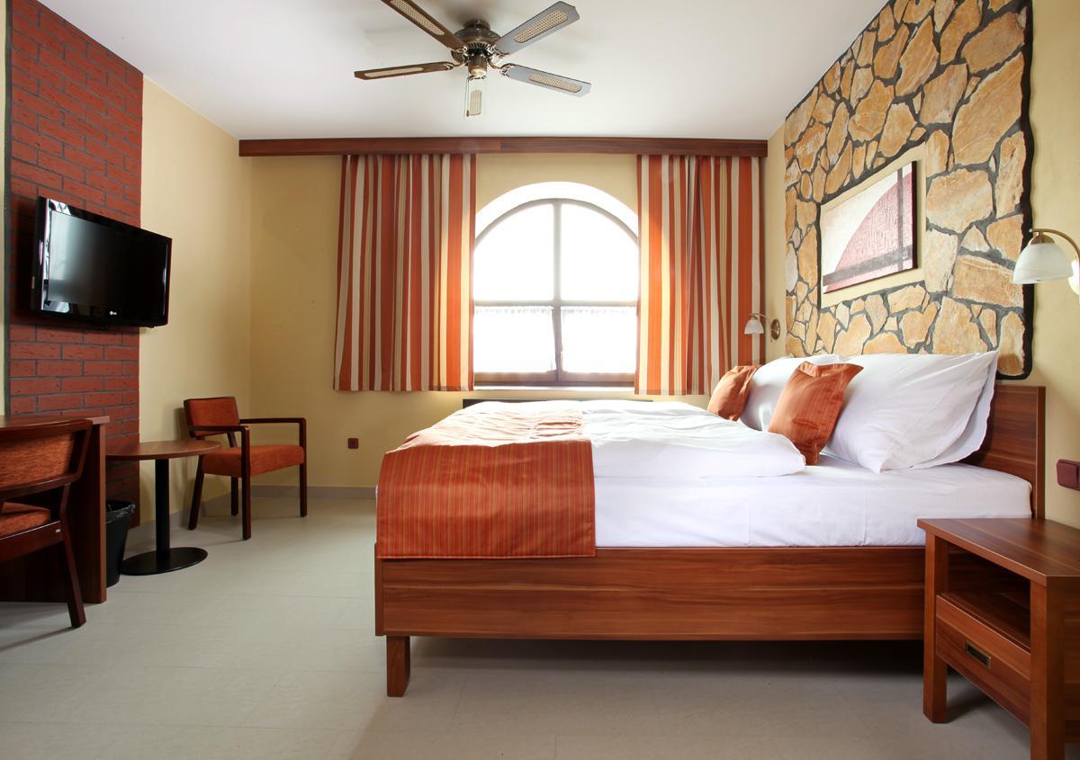 Hotel Vinopa ฮุสโตเปเช ภายนอก รูปภาพ